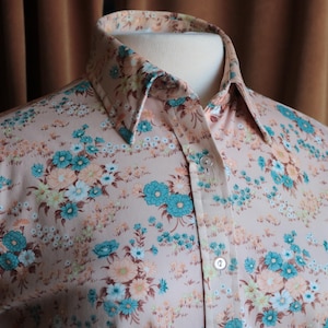 1970's Cream and Pastel Pink Floral Print Short Sleeve Blouse
