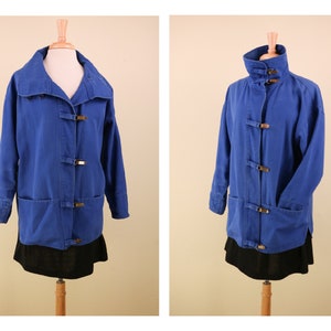 1990&#39;s Electric Blue Cotton Denim Light Coat with Big Pockets and Latches Vintage Eddie Bauer High Collar