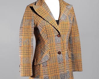 Könnte beinhalten: Ein brauner, gelber und schwarzer karierter Blazer mit einem Reverskragen und einem Zwei-Knopf-Verschluss.