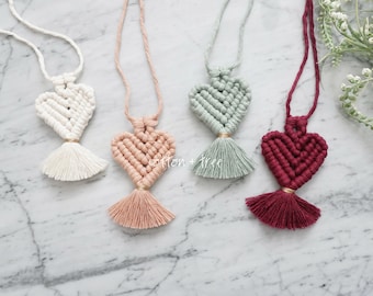 Colgante de macramé en forma de corazón para espejo retrovisor / Mini colgante de macramé en forma de corazón / Mini adorno de macramé / Accesorio para espejo retrovisor / Decoración bohemia de macramé