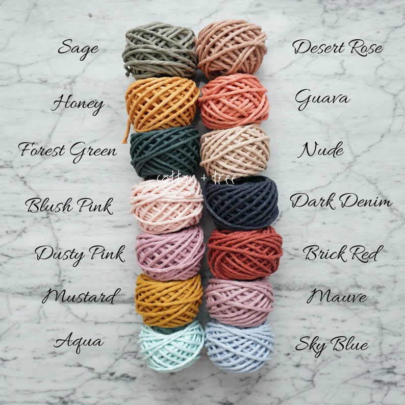 Puede incluir: Una colecci&oacute;n de 14 carretes de cuerda de algod&oacute;n en varios colores, incluyendo salvia, miel, rosa del desierto, guayaba, nude, verde bosque, rosa rubor, denim oscuro, rosa polvoriento, rojo ladrillo, mostaza, malva, aguamarina y azul cielo.