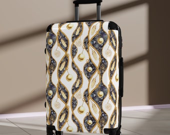 Koffer, Koffer mit Amuletten, weißer Koffer mit goldenen Kordeln, Kabinenkoffer, maßgeschneidertes Gepäck, individuelles Gepäck, Koffer mit Federn