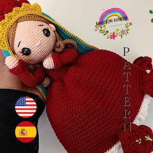 Puede incluir: Muñeca de ganchillo hecha a mano con un vestido rojo, una corona amarilla y un chal azul y verde. La muñeca tiene la piel clara y ojos negros. El texto "PATTERN" es visible en el lado derecho.