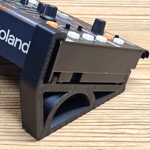 USA Made 25 Degree Angled Custom Made Desktop Stands For Roland Boutique A-01 D-05 JU-06 Ju-06A JX-03 Jx-08 Synthesizer Vp-03 Vocoder