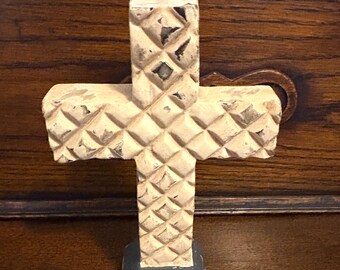Cruz de madera blanca tallada a mano de estilo vintage sobre base gris, pintada a mano, estilo boho, estatua rústica primitiva con corte de diamante, de pie, religiosa.