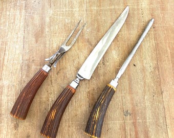 Juego de cuchillos para trinchar estilo años 50. Cuchillo, afilador, tenedor. Juego de 3 piezas para servir carne con mangos de asta de ciervo de baquelita. Utensilios para servir carne estilo mediados de siglo.