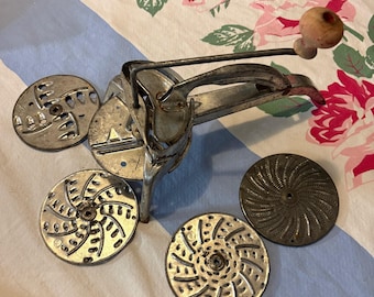 Molinillo de metal vintage de los años 50 para picar y cortar verduras en juliana, fabricado en Francia, con mango de madera y 4 discos. Utensilio de cocina.