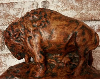 Escultura antigua de bisonte americano de la década de 1920, estatua de búfalo, pieza pesada, rancho vaquero del suroeste, inusual y rara.