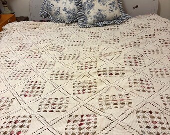 Preciosa colcha vintage hecha a mano de ganchillo en tonos beige, blanco roto y crudo con borde de flecos. Ropa de cama vintage estilo casa de campo.