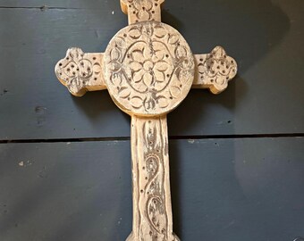 Cruz de madera blanca tallada a mano, pintada a mano, para colgar en la pared, arte popular, estatua bohemia, cruz rústica primitiva con corte de diamante, religiosa