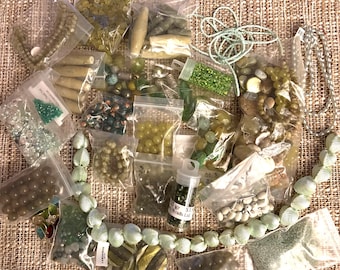 Gran lote de cuentas en azul, plateado, gris, colores oscuros, piedra, vintage, gemas, cristal, perlas de agua dulce, cuentas para la fabricación de joyas.