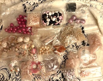 Gran lote de cuentas en colores rosa, blanco y negro, de vidrio, piedras preciosas y estilo vintage. Incluye perlas de agua dulce y cuentas de cuarzo rosa para la fabricación de joyas.