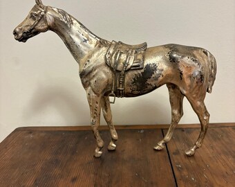 Figura decorativa de caballo semental de metal de los años 60, estilo vaquero del oeste, grabada con la inscripción JB. Presenta mucha pátina.