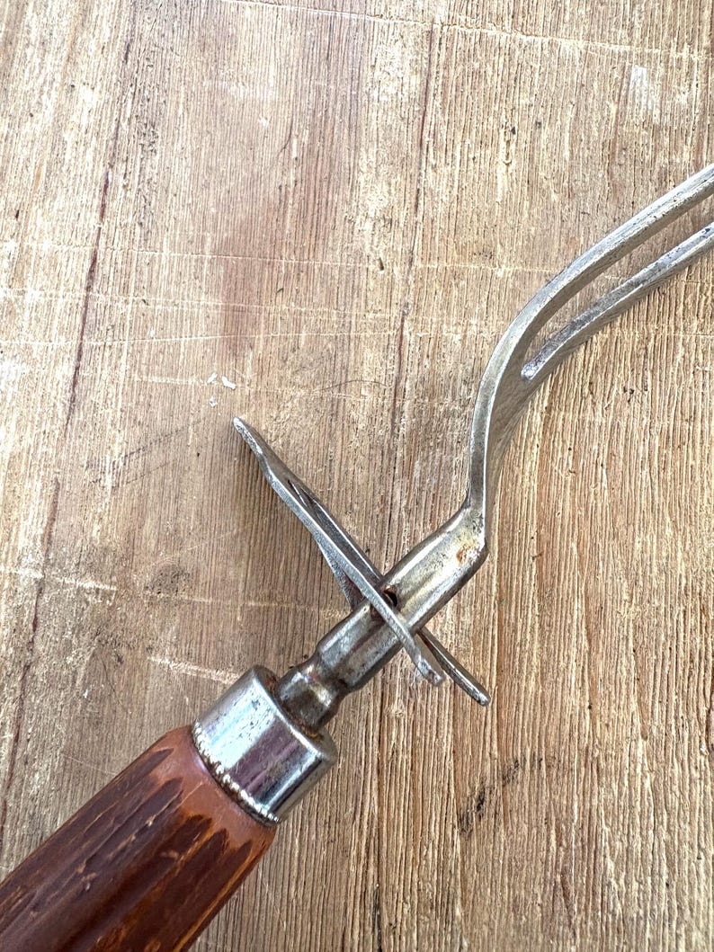 Puede incluir: Tenedor para trinchar vintage con cabeza de acero inoxidable y mango marr&oacute;n texturizado. El tenedor tiene dos p&uacute;as y un protector de metal. El mango es de material marr&oacute;n oscuro. Dise&ntilde;ado para trinchar carne.