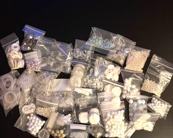 Gran lote de cuentas en colores blanco, transparente, gris, vidrio, piedras preciosas, hueso, cristal, perlas de agua dulce, vintage y... Cuentas para la fabricación de joyas