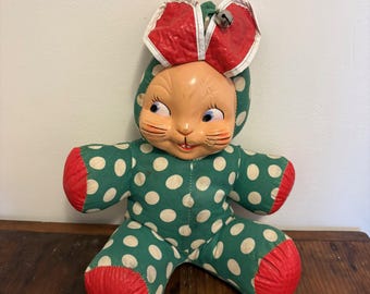 Conejito de plástico estilo años 50 con cara de conejo, estampado de lunares verdes y blancos con detalles rojos. Muñeco de juguete kitsch y adorable de 38 cm.