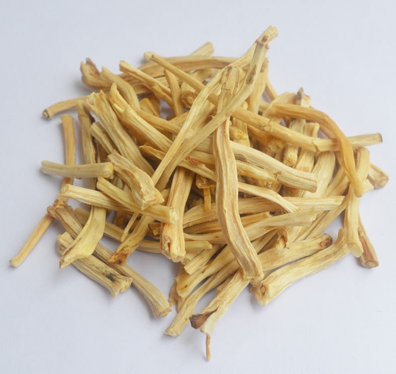May include: A pile of dried, light brown, thin, fibrous sticks. The sticks are about 10 cm long and are arranged in a random pattern.