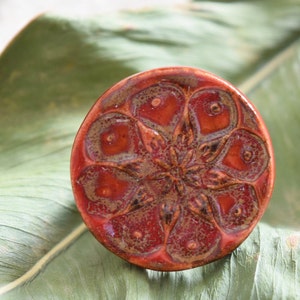 Bague en céramique rouge, bague Boho chic, bague en céramique fleurie, bague en argile unique, bague de déclaration, bague en céramique faite à la main, bague rouge chunky image 3