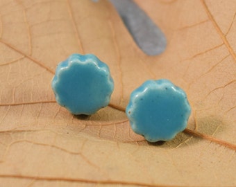 Boucles d’oreilles mignonnes en céramique turquoise sur des poteaux d’oreille argentés, boucles d’oreilles mini stud, boucles d’oreilles turquoise