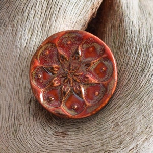 Anello in ceramica rossa, anello Boho chic, anello in ceramica floreale, anello in argilla unico, anello di dichiarazione, anello in ceramica fatto a mano, anello rosso grosso immagine 8