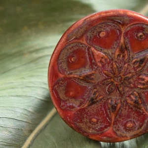 Anello in ceramica rossa, anello Boho chic, anello in ceramica floreale, anello in argilla unico, anello di dichiarazione, anello in ceramica fatto a mano, anello rosso grosso immagine 5