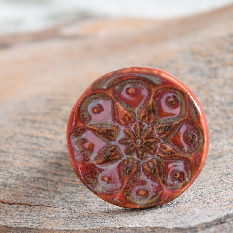 Anello in ceramica rossa, anello Boho chic, anello in ceramica floreale, anello in argilla unico, anello di dichiarazione, anello in ceramica fatto a mano, anello rosso grosso immagine 4