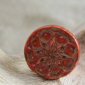 Anello in ceramica rossa, anello Boho chic, anello in ceramica floreale, anello in argilla unico, anello di dichiarazione, anello in ceramica fatto a mano, anello rosso grosso immagine 7