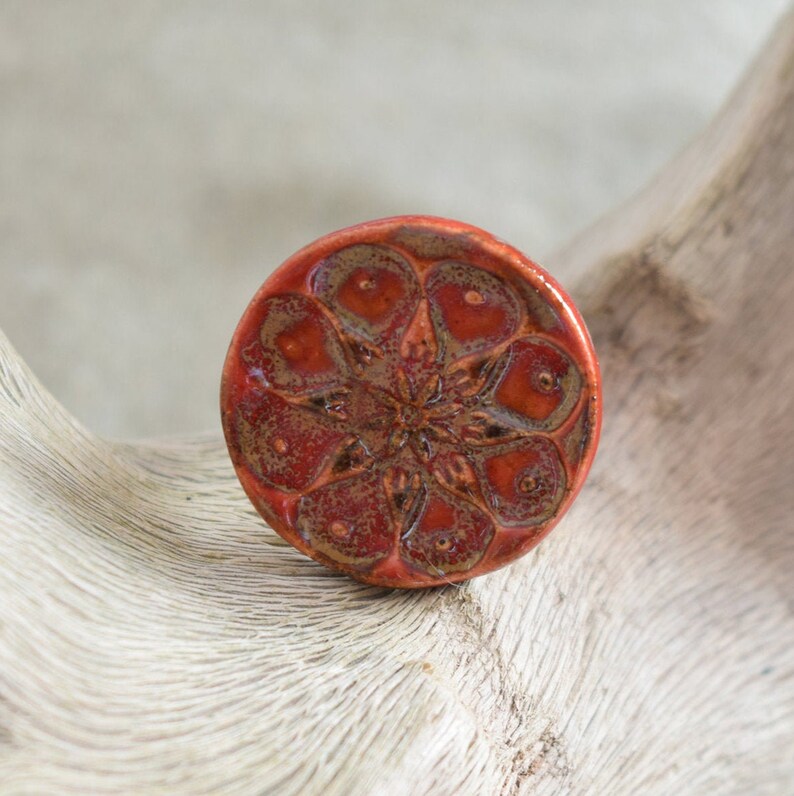 Anello in ceramica rossa, anello Boho chic, anello in ceramica floreale, anello in argilla unico, anello di dichiarazione, anello in ceramica fatto a mano, anello rosso grosso immagine 6