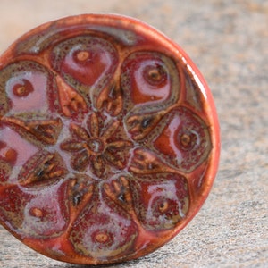 Anello in ceramica rossa, anello Boho chic, anello in ceramica floreale, anello in argilla unico, anello di dichiarazione, anello in ceramica fatto a mano, anello rosso grosso immagine 9