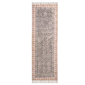 Puede incluir: Una alfombra rectangular estampada con un fondo color crema y un dise&ntilde;o geom&eacute;trico repetido en blanco y negro. La alfombra tiene un borde gris y un borde decorativo marr&oacute;n, con flecos en los extremos. La alfombra mide aproximadamente 152 cm de largo.
