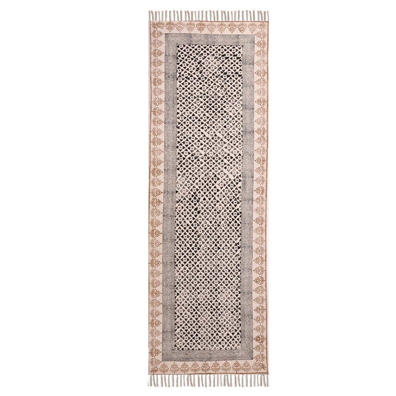 Puede incluir: Una alfombra rectangular estampada con un fondo color crema y un dise&ntilde;o geom&eacute;trico repetido en blanco y negro. La alfombra tiene un borde gris y un borde decorativo marr&oacute;n, con flecos en los extremos. La alfombra mide aproximadamente 152 cm de largo.