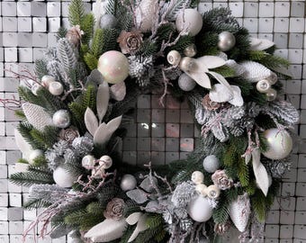 Christmas Wreath: Festive Holiday Door Decoration (15.5