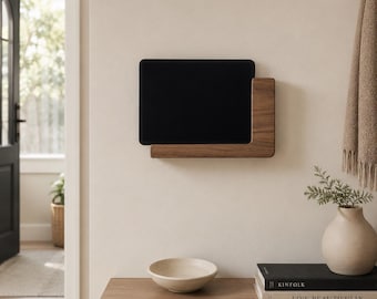 Tablethalterung aus Nussbaum Massivholz zur Wandmontage, für viele Tablets, verstellbarer Ladestecker mit Ladefunktion