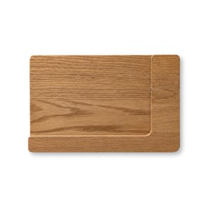 Könnte beinhalten: Ein rechteckiges Holzschneidebrett mit einer hellbraunen, natürlichen Holzmaserung. Das Brett weist auf der rechten Seite ein markantes L-förmiges Ausschnittdesign auf, das einen erhöhten Bereich bildet, der entlang der rechten Kante verläuft.