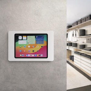 Väggfäste för surfplatta i vitt mineralkomposit – tunn ramdesign – för iPad, Samsung Galaxy Tab och Google Pixel surfplatta | Noble Frames