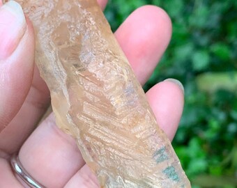Cristal de Nirvana claro natural/cuarzo Nirvana Fenster/espécimen de cristal clave de Nirvana rojo/cristal de Nirvana del Himalaya 60g 105*26*20mm bautismo
