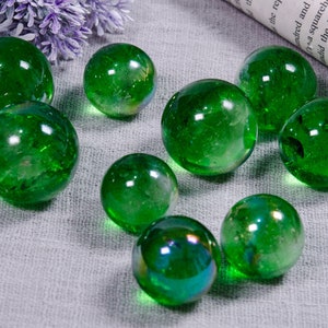 Venta al por mayor Hermosa esfera de cristal transparente de aura verde / piedra preciosa natural de cristal redondo / fabricación de joyas / colección / decoración / regalo