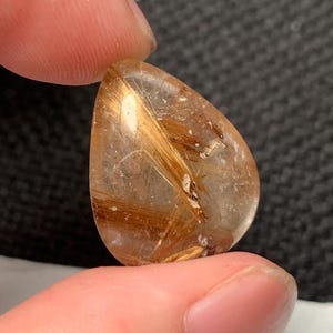 Natürlicher goldener Rutilquarz / goldener Nadelkristall / undrilled Rutilkristallanhänger für die Schmuckherstellung / Teardrop Rutil-Specimen / 4g 21 * 17 * 8mm
