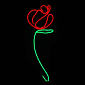 Rosa Leuchtreklame mit metallischer Struktur und Neon-LED