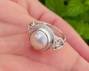 Natural Mother of pearl ring, Vintage inspired ring, Round ring, Gemstone ring, Statement ring, Bold ring Women Ring, June Birthstone Ring