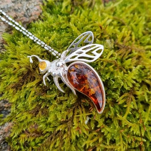 Baltischer Bernstein Honig Biene Anhänger , 925 Sterling Silber Insekt Schmuck mit Fossilien im Inneren