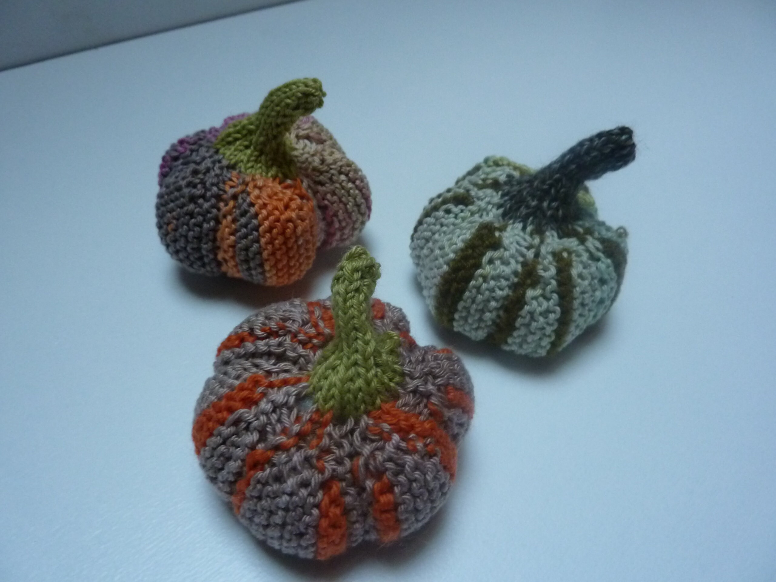 Lot de 3 Petites Citrouilles Multicolores Tricotées