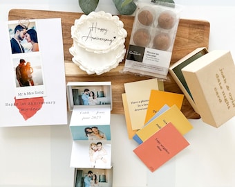 Regalo di carta personalizzato per il primo anniversario: biglietto fotografico e biglietto per la serata romantica