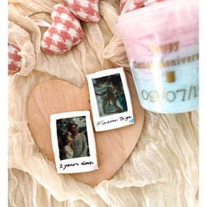 Pu&ograve; includere: Due biscotti decorati con foto stampate. Il primo biscotto ha una foto di una coppia e il testo "2 years down". Il secondo biscotto ha una foto di un bambino e il testo "Forever together".