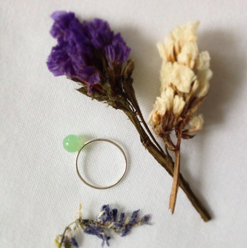 gracieuse for\u00eat vert \u00e9pur\u00e9e Bague minimaliste Fine en argent et perle naturelle de chrysoprase \u00e9l\u00e9gante d\u00e9licate