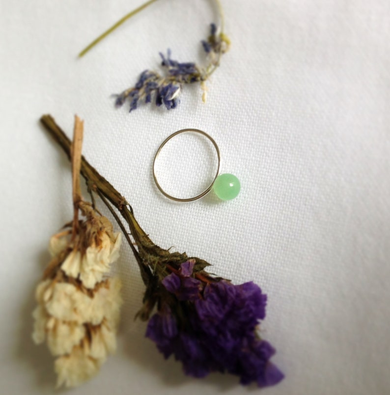 gracieuse for\u00eat vert \u00e9pur\u00e9e Bague minimaliste Fine en argent et perle naturelle de chrysoprase \u00e9l\u00e9gante d\u00e9licate