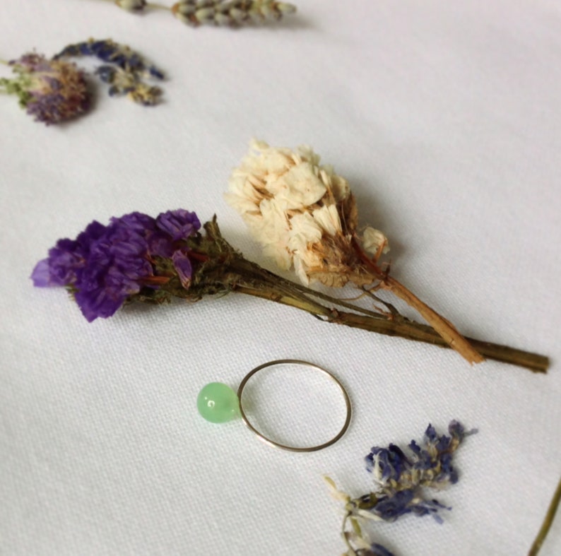 gracieuse for\u00eat vert \u00e9pur\u00e9e Bague minimaliste Fine en argent et perle naturelle de chrysoprase \u00e9l\u00e9gante d\u00e9licate