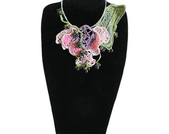 Handgjort irländskt virkat halsband i spets, blommiga bomullssmycken med pärldetaljer, elegant uttalandehalsband, balhalsband