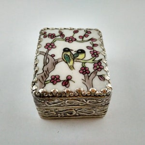 Vintage kinesisk försilvrad rektangulär mini smyckesask handmålad med plommonblommor och fåglar i porslinstallrik ringask prydnadsask