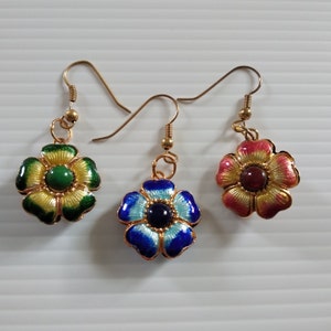 Vintage chino cloisonne hecho a mano flor diseño gota pendientes de aro, esmalte de cobre chapado en oro verde azul oro floral pendiente joyería